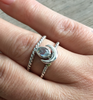 Bague croissant pierre de lune bande tressée