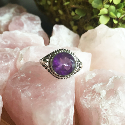 Bague améthyste ronde facettée filagrane bande sterling