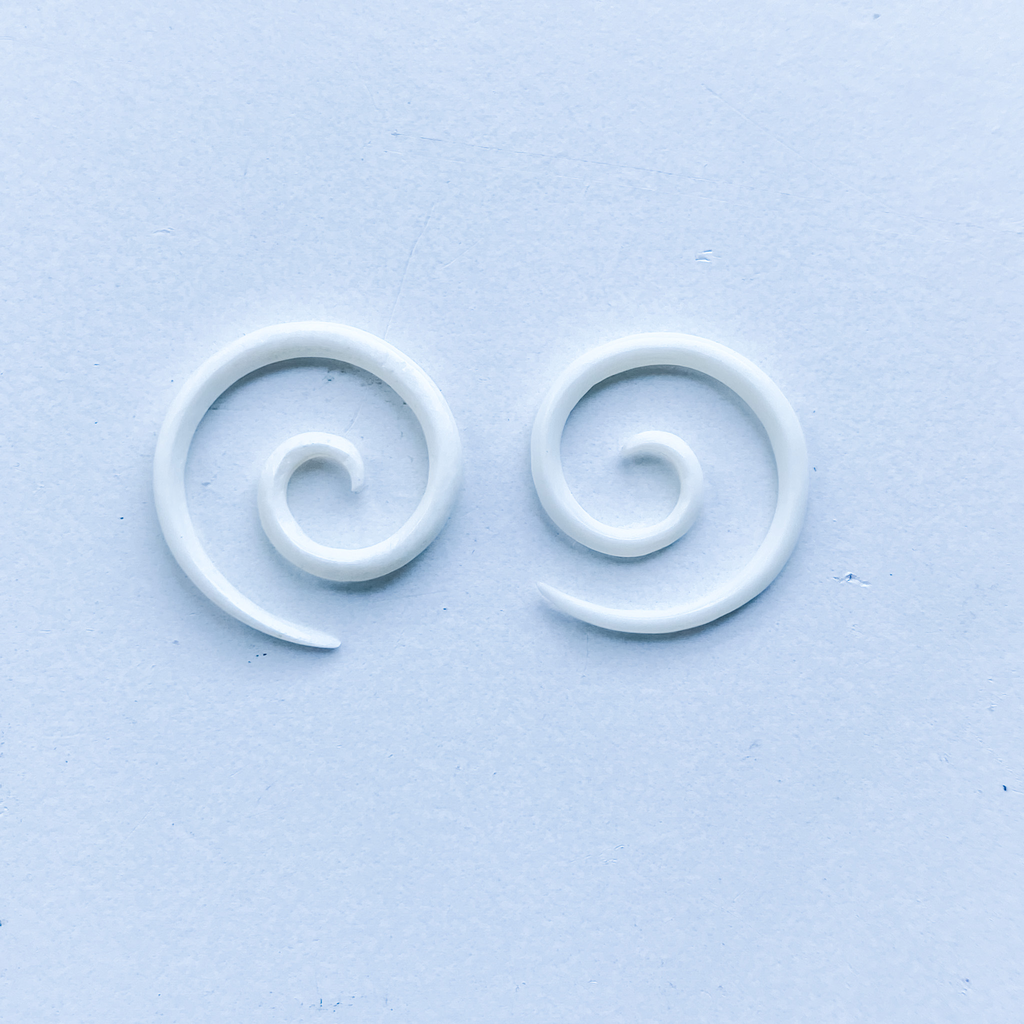 Boucles d'oreilles en spirale d'os