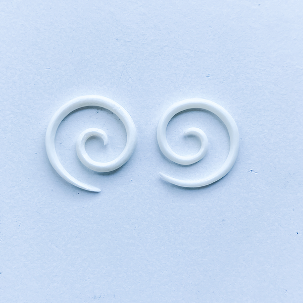 Boucles d'oreilles en spirale d'os