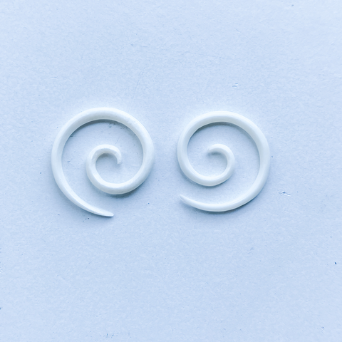 Boucles d'oreilles en spirale d'os