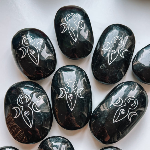 Déesse obsidienne pierre de palme gravée