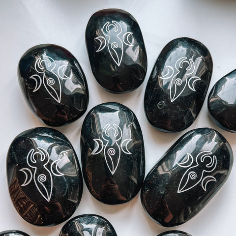 Déesse obsidienne pierre de palme gravée