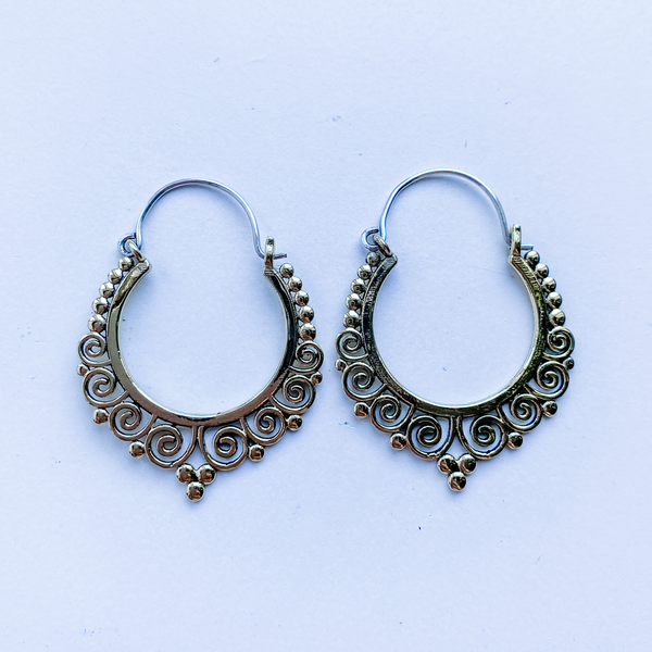 Boucles d'oreilles en filigrane de laiton (le cintre est en argent sterling)